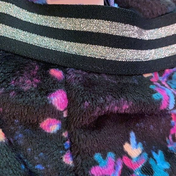 NWT Snowflake Print Fuzzy Pajama Shorts - Girls Size XS (4/5) - More Than Magic - Picture 2 of 3